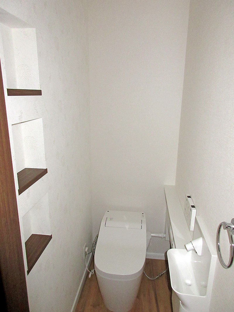 トイレットペーパーのストックも棚があれば便利♪